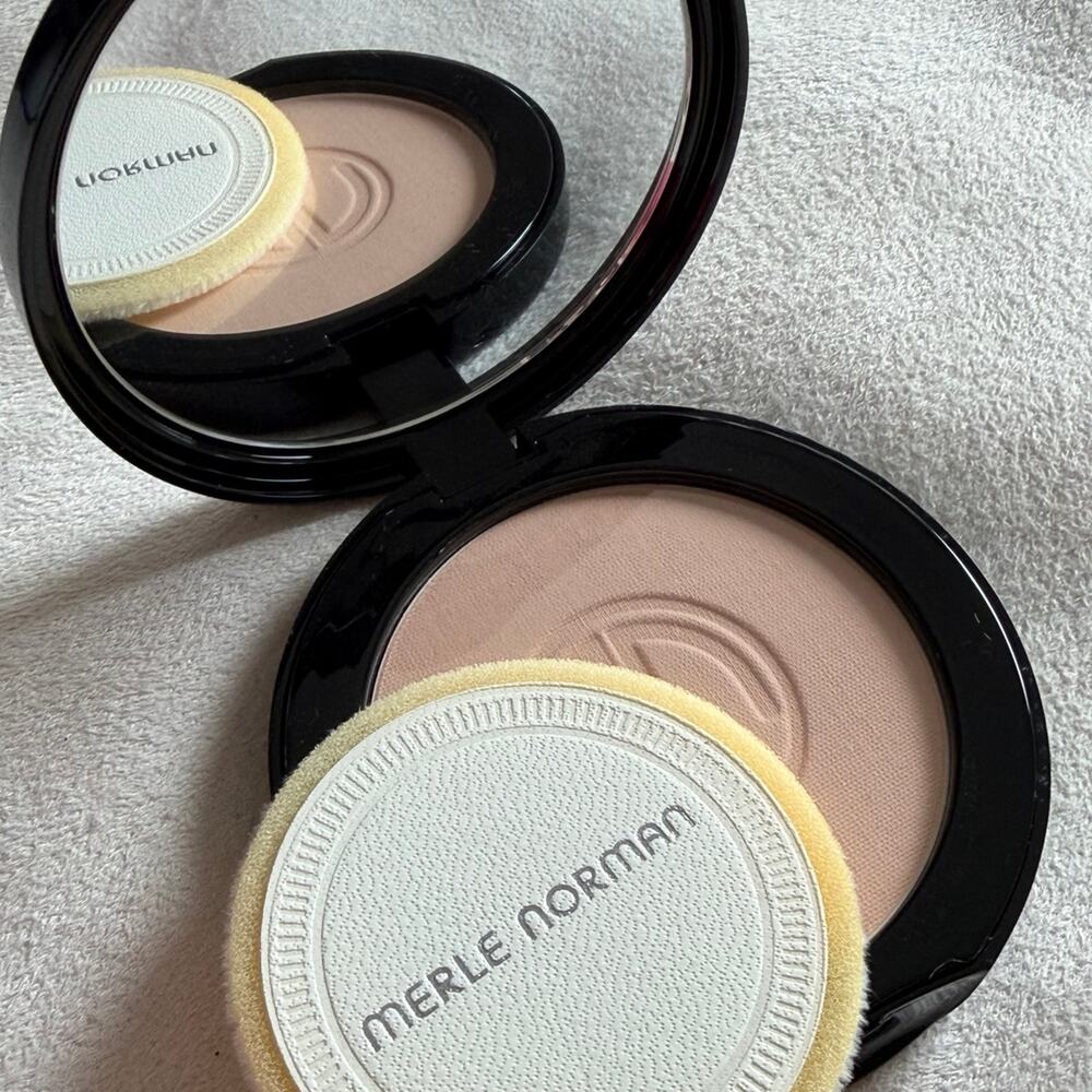 Merle Norman Flawless Effect Pressed Powder in Translucent NEW NO BOX .35oz